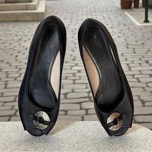 🆕CLARKS ARTISAN peep toe Black Flats with decorative hammered silver circle sz 9